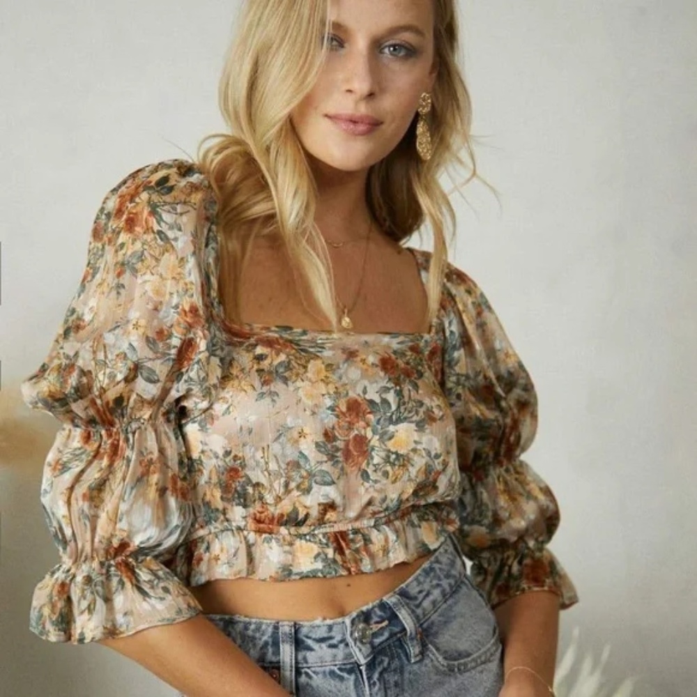 NWT Festival Floral Cropped Top